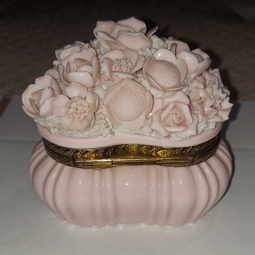 Vintage floral heart shaped porcelain trinket box - Picture 7 of 16